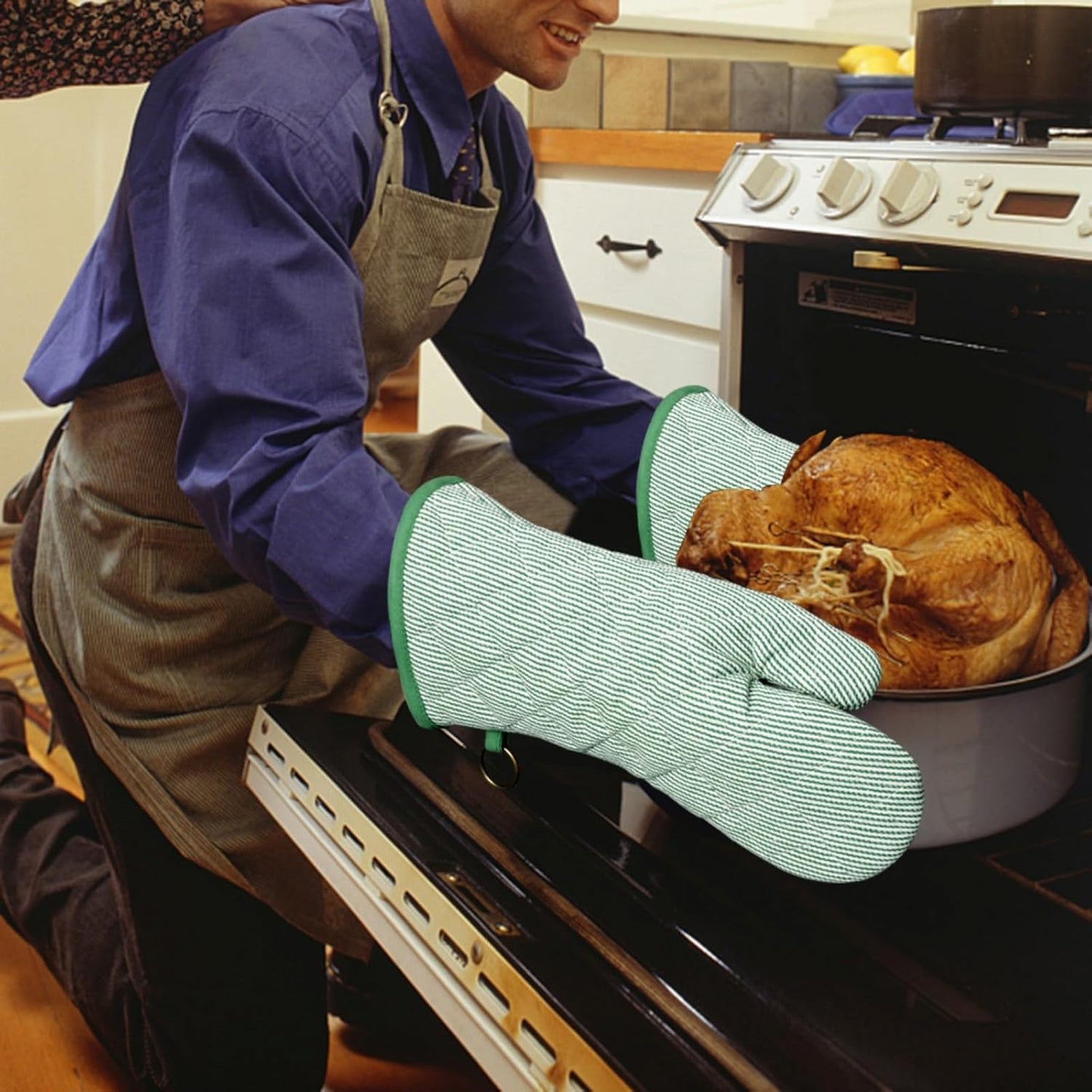 1 Pair Yarn Dyed Oven Mitts 100% Cotton Heat Resistant 470 Degree Gloves Men Women Cooking Baking Barbecue BBQ Microwave Crafting Machine Washable Pot Holders Mittens (Green)