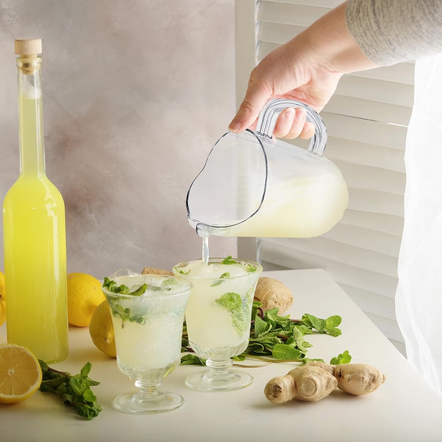 Tessco for you Plastic Pitchers 60 Ounce Clear Restaurant Jug Large Water Pitcher Carafe Serve Milk Tea Juice Drink for Parties Container Dispenser Beer Jar(3 Pcs)