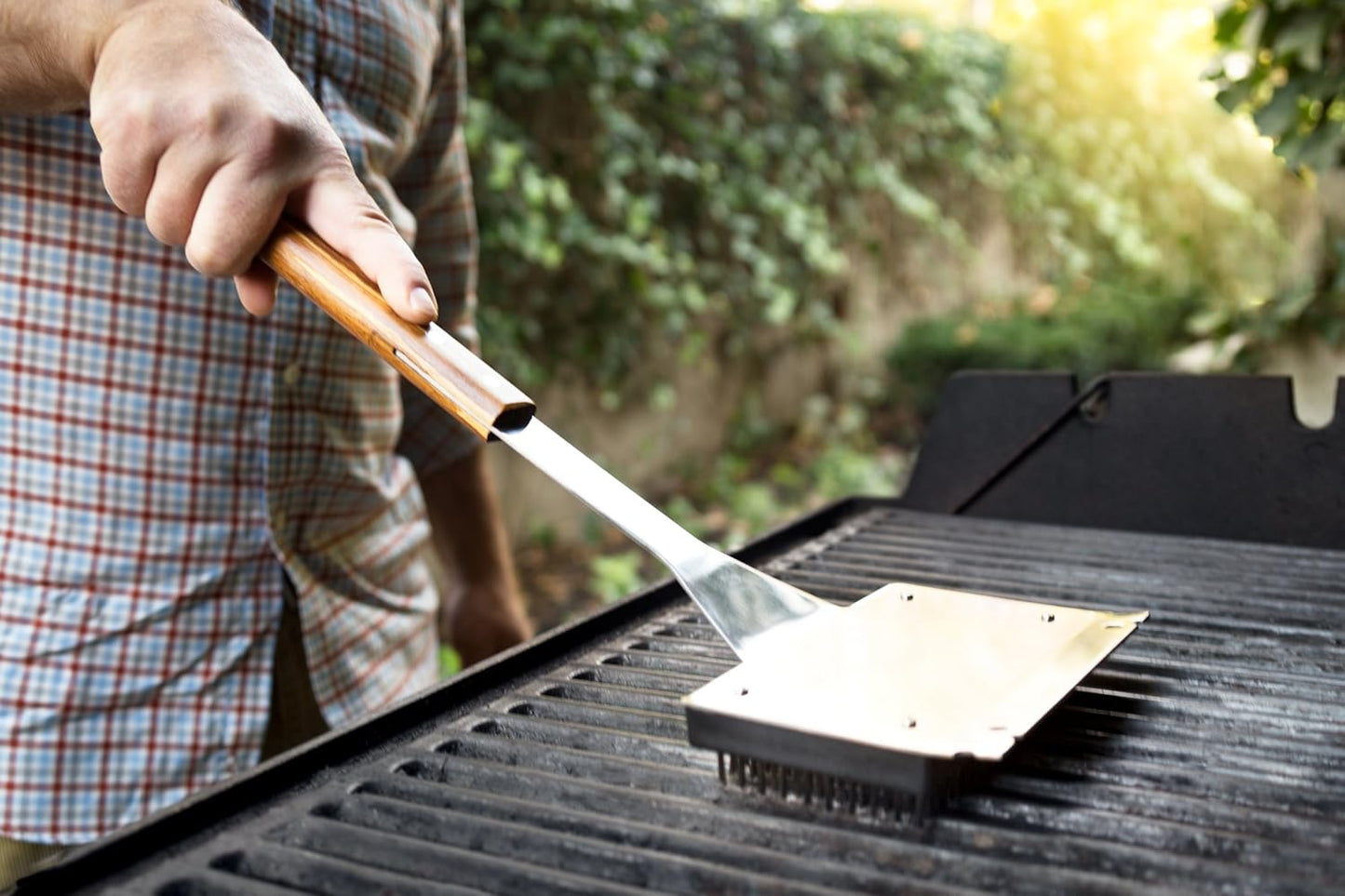 Outset QVG40 Verde Collection Grill Brush with Replaceable Bristles and Scraper